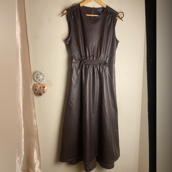 Scoop NYC Dresses & Skirts - 🎀 Gorgeous Faux Leather Midi Dress with Cinch Waist Size Small 4-6